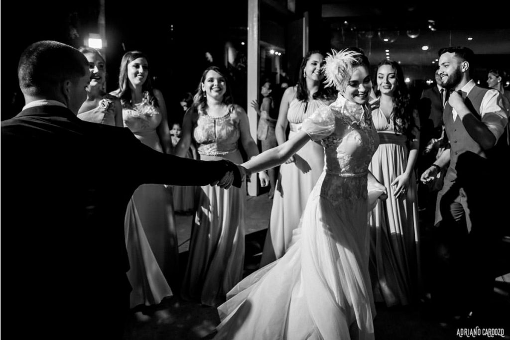 Fotos que Não Podem Faltar no Seu Álbum de Casamento: cerimonia de casamento noivos dançando